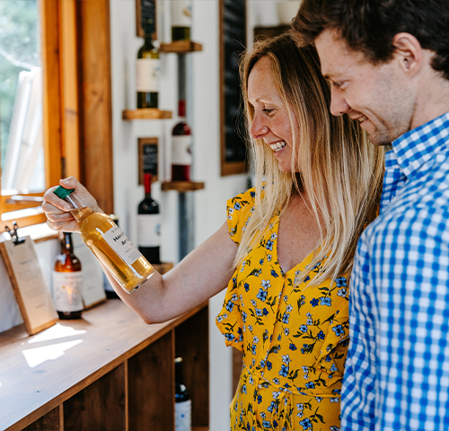 couple browsing in the shop - St Martin's Vineyard - Isles of Scilly