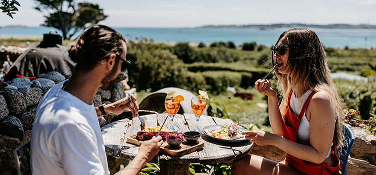 Couple eating alfresco at Seven Stones Inn, St martins